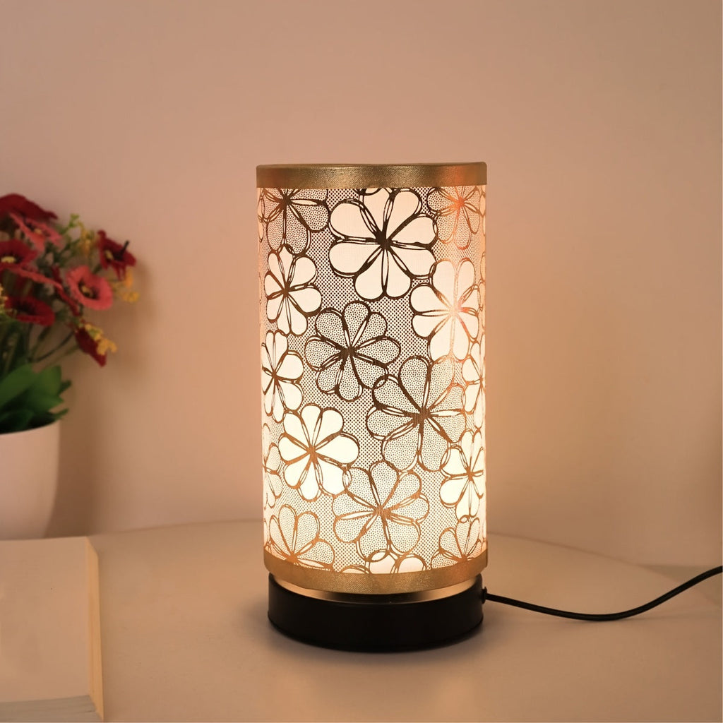 Bordslampa med blomstermönstrad skärm