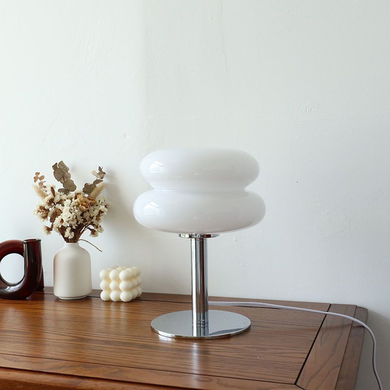 Bordslampa i glas med kromfot