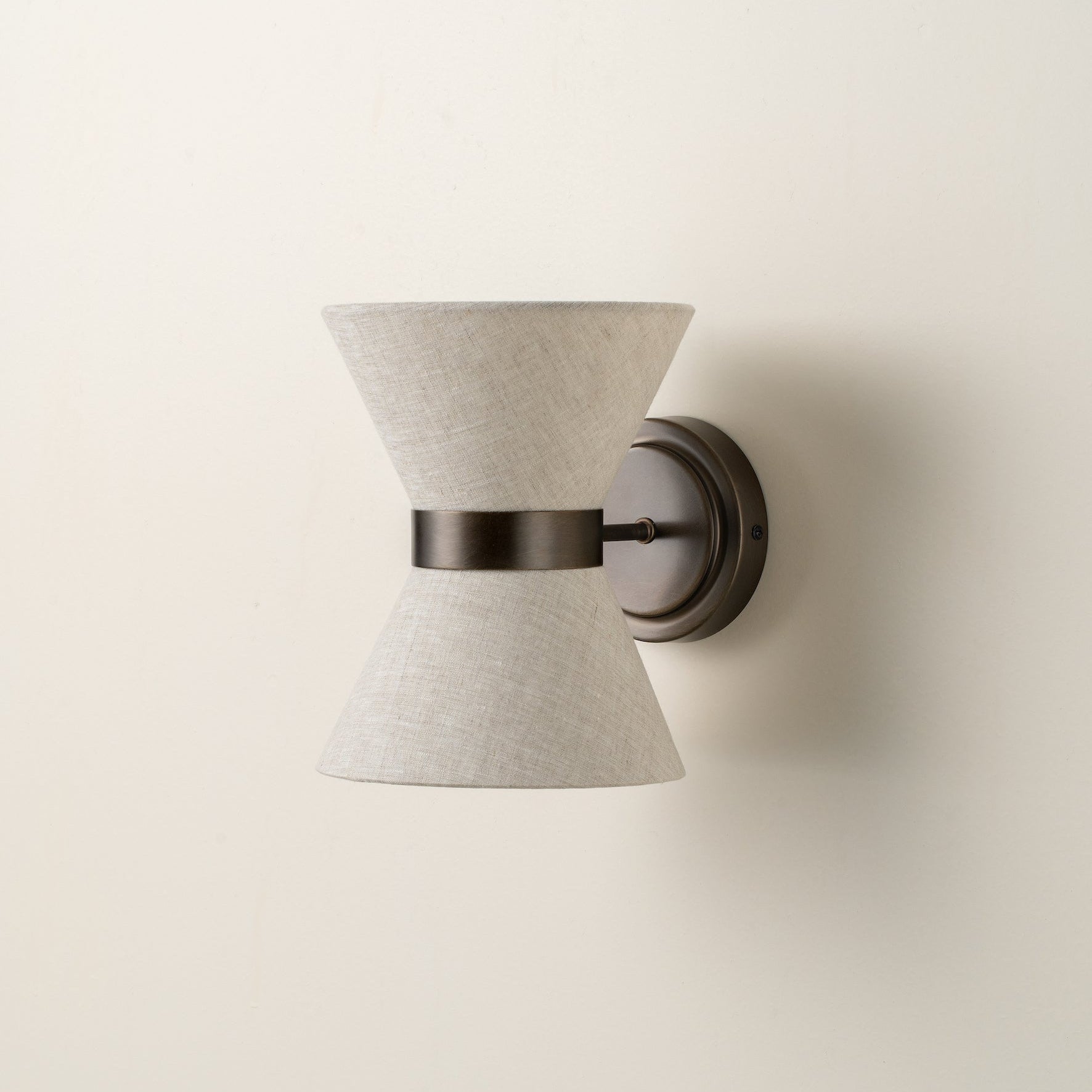 Vägglampa med linneskärm och bronsram