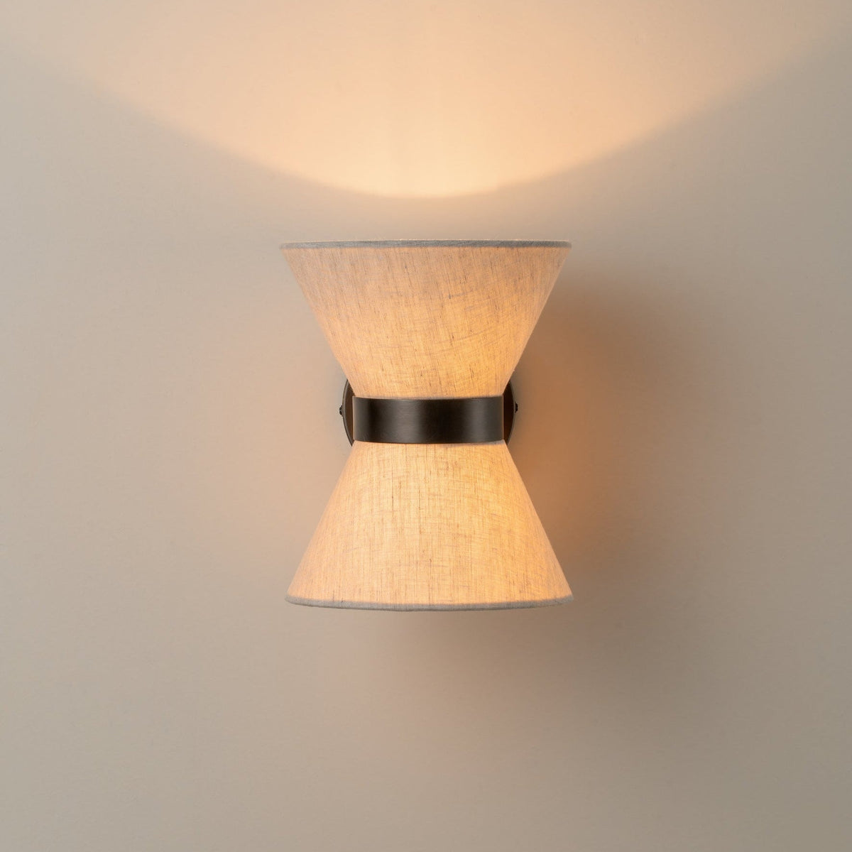 Vägglampa med linneskärm och bronsram