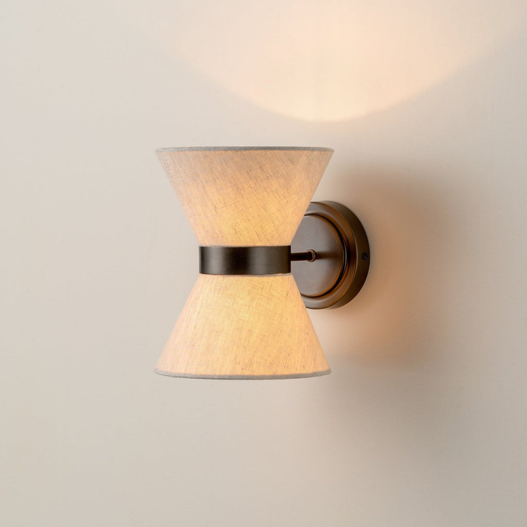 Vägglampa med linneskärm och bronsram