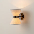 Vägglampa med linneskärm och bronsram
