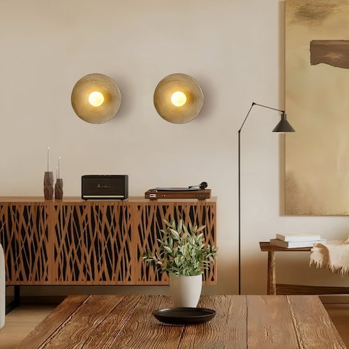 Rund vägglampa med träliknande yta