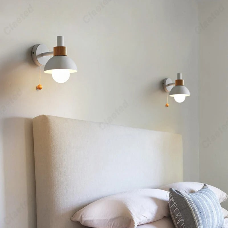 Vägglampa i metall med trädetalj