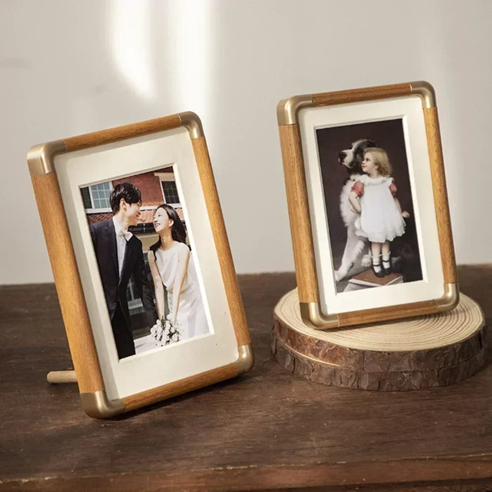 Fotoram i trä med mässingsdetaljer