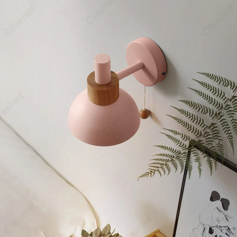 Vägglampa i metall med trädetalj