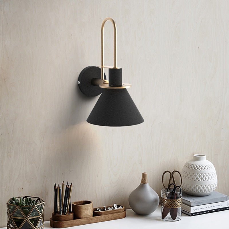 Vägglampa i matt metall