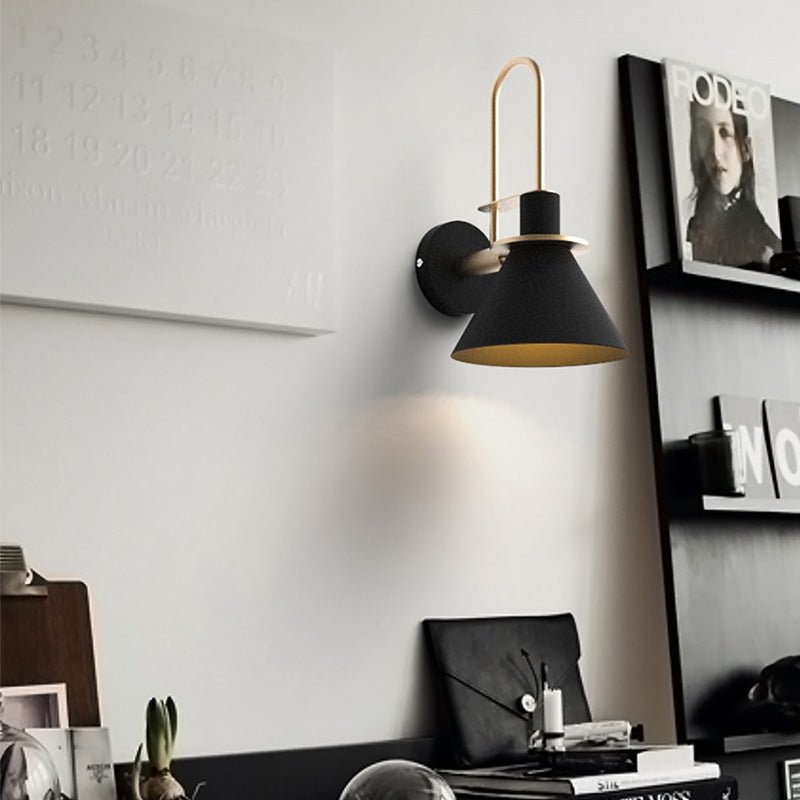 Vägglampa i matt metall