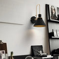Vägglampa i matt metall