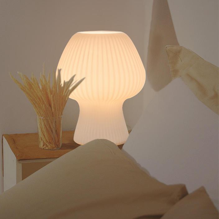 Bordslampa i räfflat glas