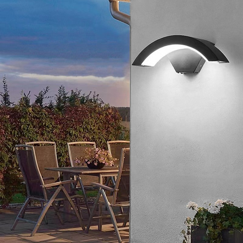 Bågformad utomhusvägglampa